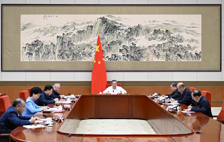 李强主持国务院第十四次专题学习...