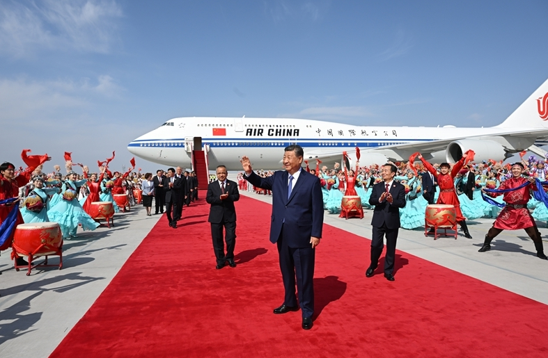 习近平率中央代表团抵达乌鲁木齐出席新疆维...